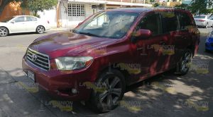 Camioneta destroza Altima en la 27 de Septiembre de Poza Rica Camioneta destroza Altima en la 27 de Septiembre de Poza Rica