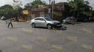 Camioneta destroza Altima en la 27 de Septiembre de Poza Rica Camioneta destroza Altima en la 27 de Septiembre de Poza Rica