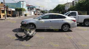 Camioneta destroza Altima en la 27 de Septiembre de Poza Rica Camioneta destroza Altima en la 27 de Septiembre de Poza Rica