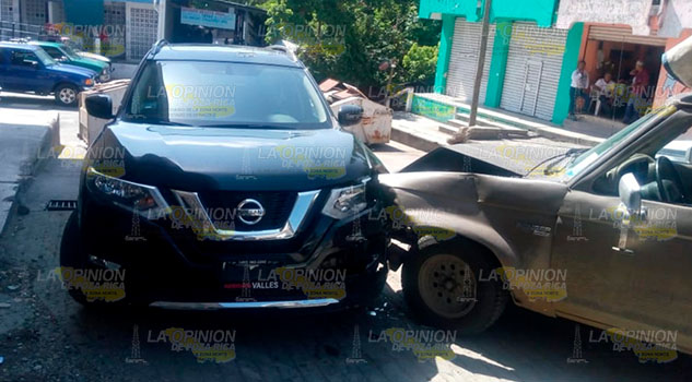 Choca contra vehículo estacionado en Tempoal