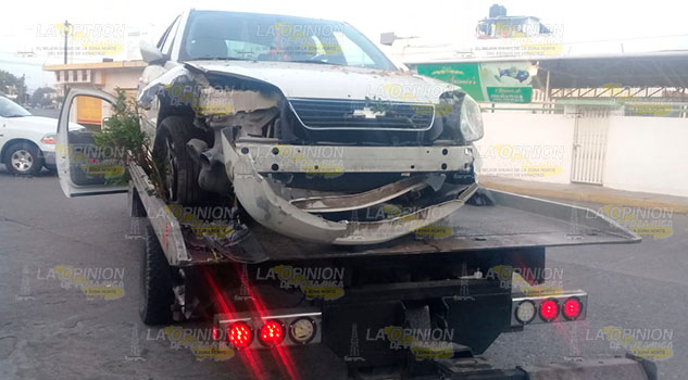 Choca su automóvil contra un domicilio en Poza Rica y lo abandona