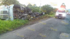 Conductor de tráiler lesionado en volcadura en la Tuxpan - Tampico Conductor de tráiler lesionado en volcadura en la Tuxpan - Tampico