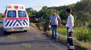 Conductor de tráiler lesionado en volcadura en la Tuxpan - Tampico Conductor de tráiler lesionado en volcadura en la Tuxpan - Tampico