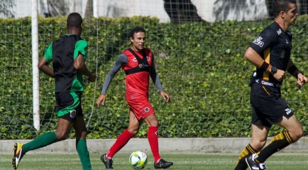 El once del 'Ojitos' Meza con los Tiburones Rojos