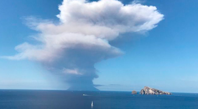 Erupción de volcán en Italia deja al menos un muerto y desata el pánico entre los turistas Erupción de volcán en Italia deja al menos un muerto y desata el pánico entre los turistas