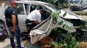 Estrella camioneta en poste de CFE en Tuxpan Estrella camioneta en poste de CFE en Tuxpan