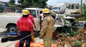 Estrella camioneta en poste de CFE en Tuxpan Estrella camioneta en poste de CFE en Tuxpan
