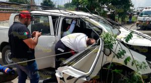Estrella camioneta en poste de CFE en Tuxpan Estrella camioneta en poste de CFE en Tuxpan