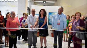 Exhiben en Xalapa “Herencias y Limerencias al azul” en pasillos del Palacio Legislativo