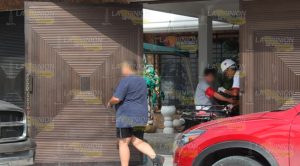 Jovencito estampó su cuatrimoto contra taxi en la colonia Tepeyac Jovencito estampó su cuatrimoto contra taxi en la colonia Tepeyac