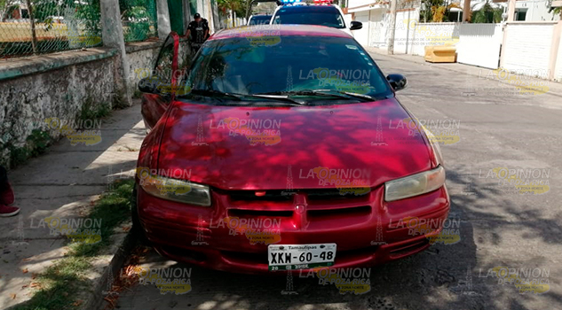 Localizan vehículo abandonado y con las puertas abiertas en Poza Rica