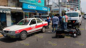 Mensajero herido; chocó contra taxi en la colonia Chapultepec de Poza Rica