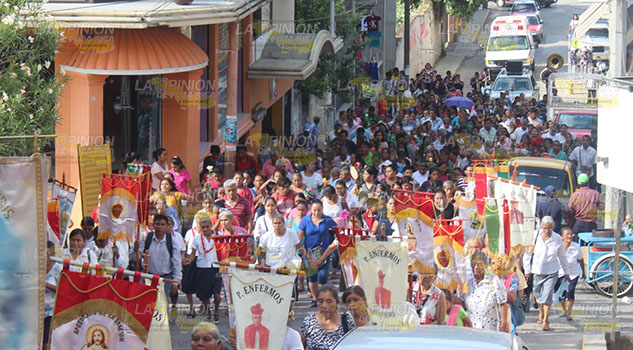 Miles de feligreses demuestran su fe a Santiago Apóstol en Tantoyuca
