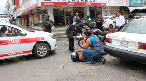 Mujer motociclista es derribada por taxista en Poza Rica Mujer motociclista es derribada por taxista en Poza Rica