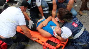 Mujer motociclista es derribada por taxista en Poza Rica Mujer motociclista es derribada por taxista en Poza Rica