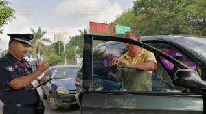Operativo, retiran polarizado de automóviles