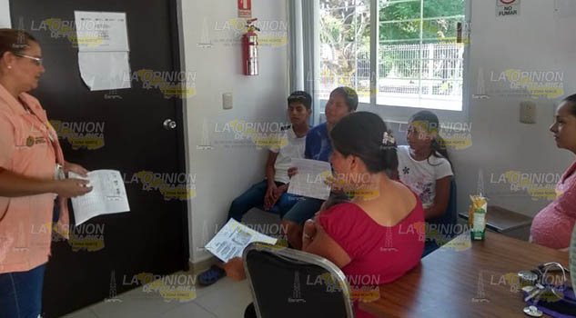 Orientan a jóvenes sobre planificación familiar en Castillo de Teayo