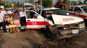 Pasajera lesionada en choque de taxis frente al IMSS #24