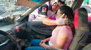 Pasajera lesionada en choque de taxis frente al IMSS #24