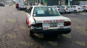 Pasajera lesionada en choque de taxis frente al IMSS #24