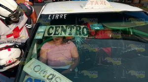 Pasajera lesionada en choque de taxis frente al IMSS #24