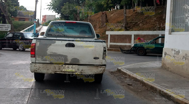 Percance entre camioneta y automóvil deja daños materiales en Tantoyuca