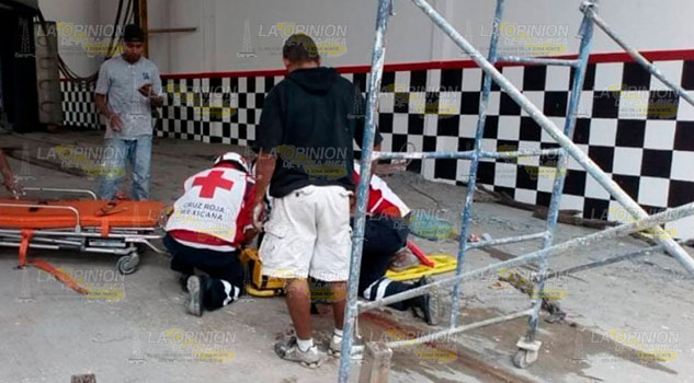 Pintor sufrió una caída desde 4 metros de altura en Huejutla Pintor sufrió una caída desde 4 metros de altura en Huejutla