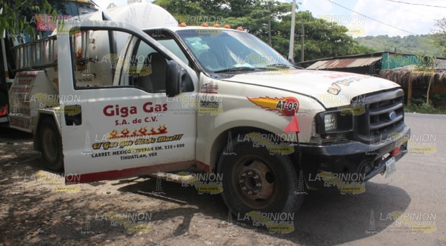 Pipero se incrusta atrás de un autobús en Zacate Colorado