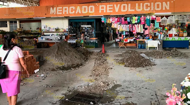 Rehabilitan red de drenaje del mercado Revolución en Tihuatlán