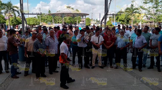 Se manifiestan taxista en la Fiscalía y Palacio Municipal en Álamo