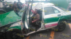Taxi cae del puente Macuiltépetl y sobrevive en Xalapa