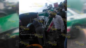 Taxi cae del puente Macuiltépetl y sobrevive en Xalapa