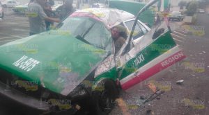 Taxi cae del puente Macuiltépetl y sobrevive en Xalapa