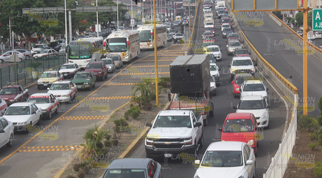 Tránsito provoca caos en la vialidad de Poza Rica
