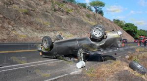 Un muerto y tres heridos en volcadura sobre la autopista Totomoxtle