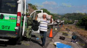 Un muerto y tres heridos en volcadura sobre la autopista Totomoxtle