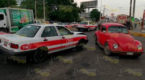 Vocho corta la circulación a taxi y lo chocan