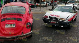 Vocho corta la circulación a taxi y lo chocan