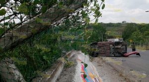 Vuelca automóvil sobre el boulevard Bicentenario, un lesionado Vuelca automóvil sobre el boulevard Bicentenario, un lesionado
