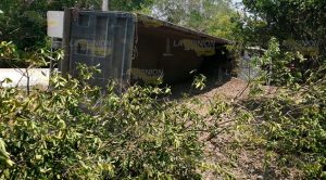 Vuelca tráiler cargado de grava en Cazones de Herrera