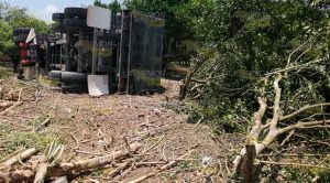 Vuelca tráiler cargado de grava en Cazones de Herrera