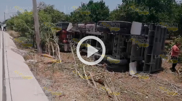 Vuelca tráiler cargado de grava en Cazones de Herrera