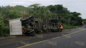 Vuelca tráiler en Las Cañas, quedan regados los pañales