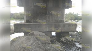 Peligro latente, puente socavado del río Ajajalpan