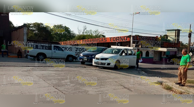 Automovilistas no respetan límites de velocidad, intenta ganar el paso y choca