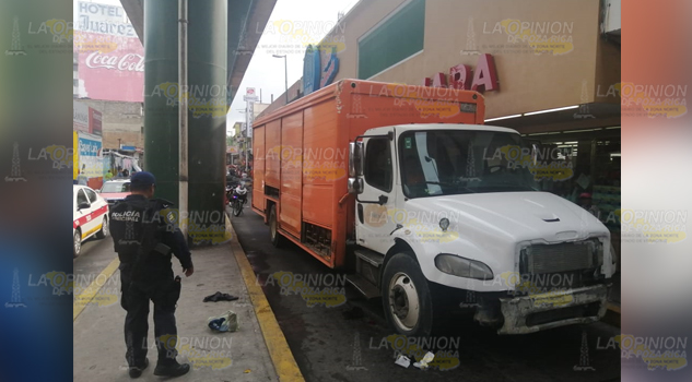 Casi lo mata camión repartidor de agua en Poza Rica