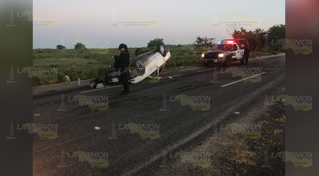 Automóvil se impacta en un bulto de tierra sobre la carretera federal Tuxpan- Tampico