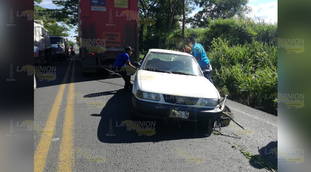 Tráiler impacta por alcance a un coche sobre la carretera federal Tuxpan-Tampico