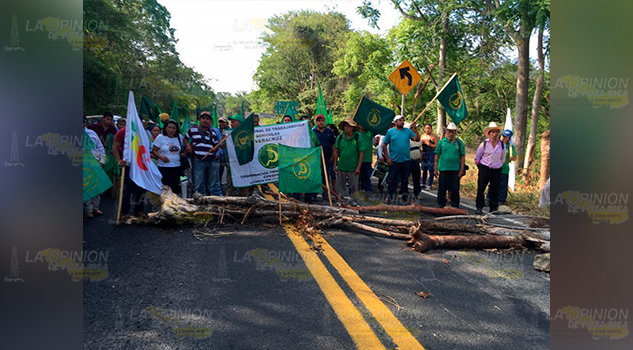 Bloquean la carretera federal 180 a la altura de la comunidad de Totomoxtle, municipio de Papantla