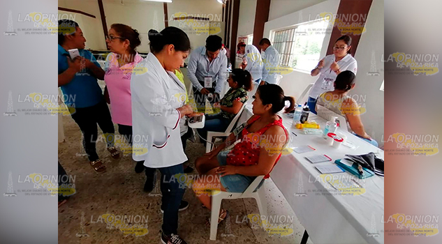 Sector salud acerca servicios a población de Castillo de Teayo